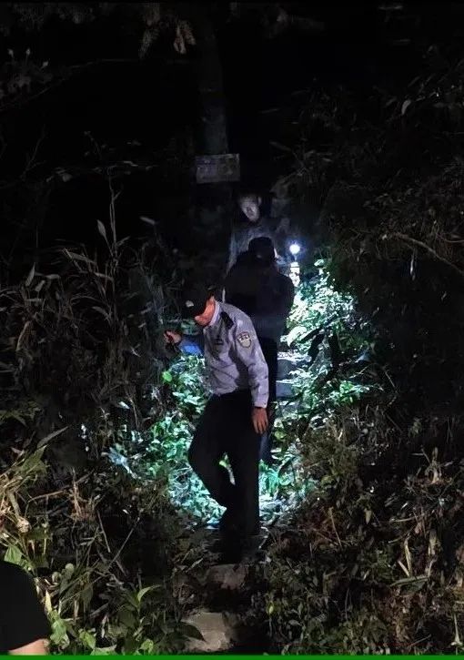 稳拿证券 8名游客深山迷路, 皖赣警方联合救援!